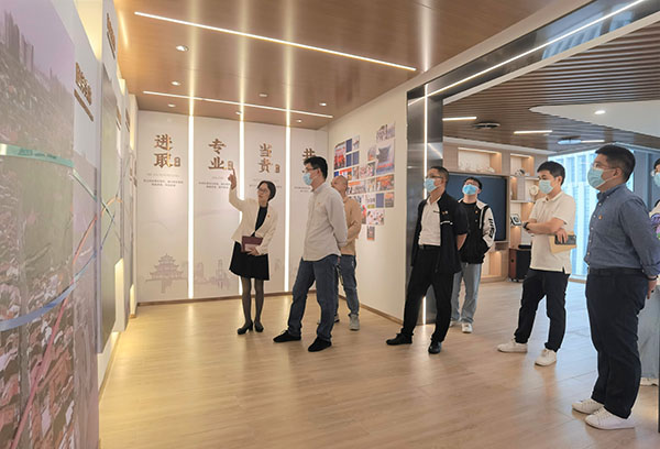 20221122泉州市金融監(jiān)管局副局長(zhǎng)黃達(dá)偉參觀公司文化區(qū).jpg